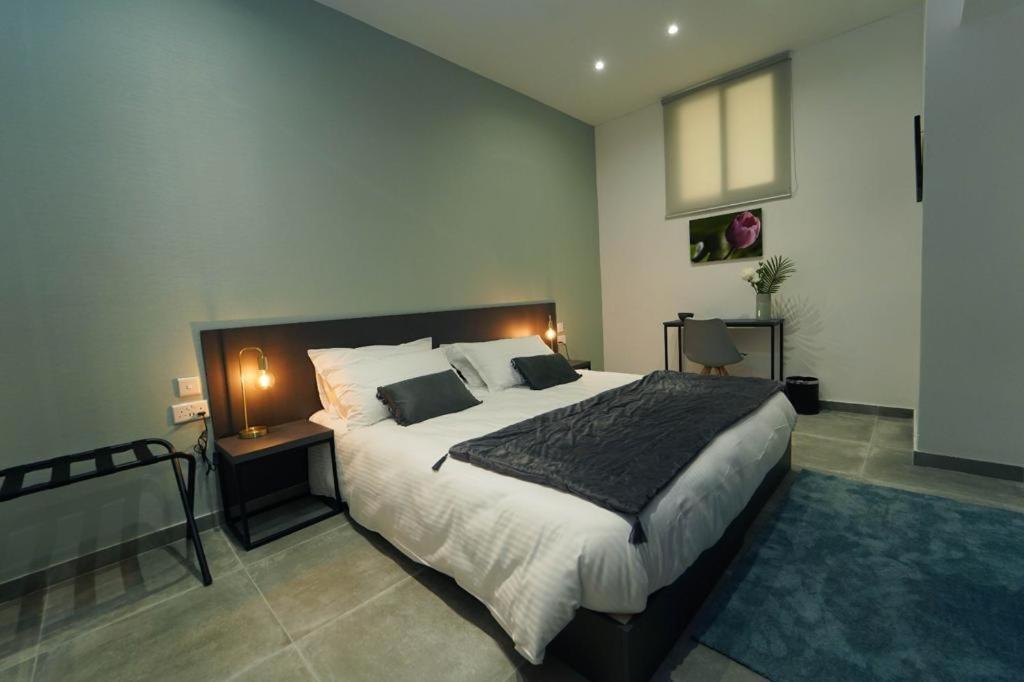 Private Rooms With Bathroom In Valletta Exteriör bild